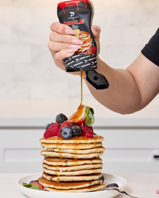 Dragon Dips Maple Zero servido sobre pancakes con frutos rojos