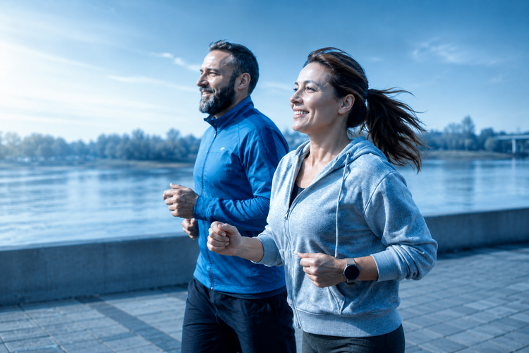 Pareja trotando al aire libre - Salud y bienestar