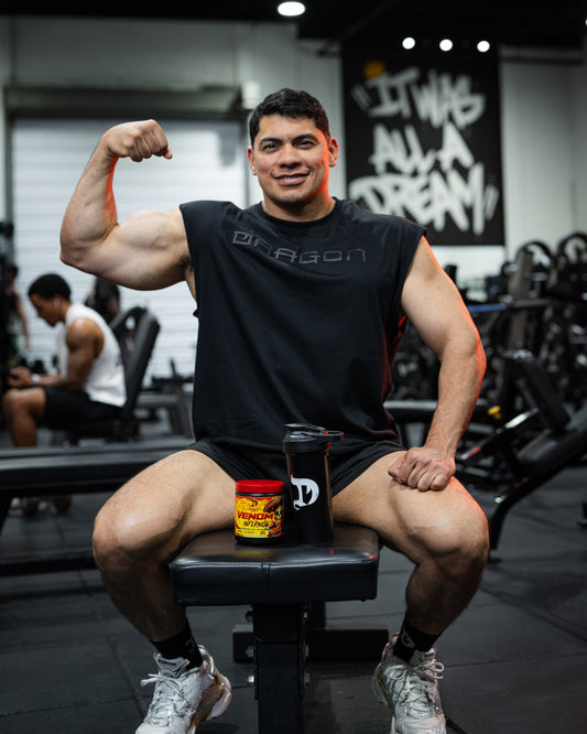 Deportista en gimnasio junto al Dragon Pharma Venom Inferno Mangonada